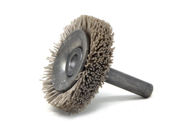 Brosse circulaire évasée sur tige - Ø 38,1 mm - Ø fil 0,559 mm Grain 320 Oxyde d'Alumine - Montage sur mandrin